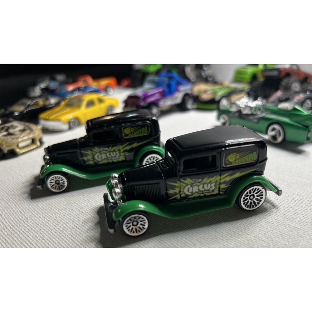 Hot Wheels Circus On Wheels Electra Delivery Van Lot of 2 Matching Cars Vintag